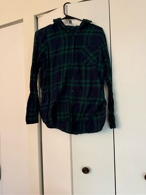 Green & Navy Plaid Button-Up Shirt - Classic Long Sleeve Top